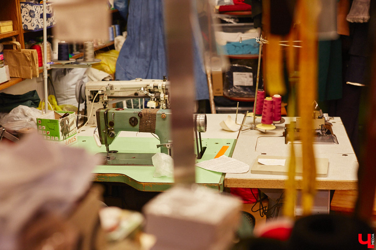 Пока ученые пытаются изобрести машину времени, во Владимире ею вовсю пользуются. Закинуть она может не только в любую эпоху, но и в параллельный мир. Достаточно облачиться в нужный наряд. Управляют устройством владимирские швеи. Благодаря их помощи «Ключ-Медиа» смог совершить небольшое путешествие по вехам истории.