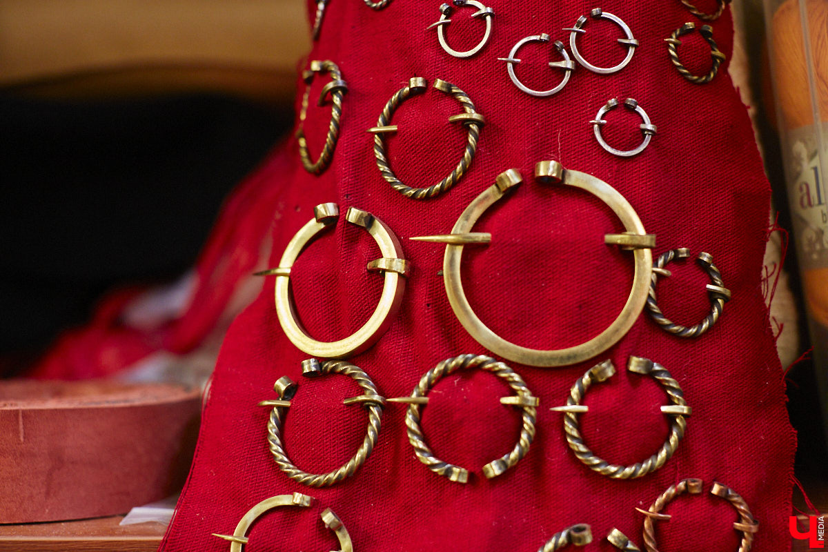 Пока ученые пытаются изобрести машину времени, во Владимире ею вовсю пользуются. Закинуть она может не только в любую эпоху, но и в параллельный мир. Достаточно облачиться в нужный наряд. Управляют устройством владимирские швеи. Благодаря их помощи «Ключ-Медиа» смог совершить небольшое путешествие по вехам истории.