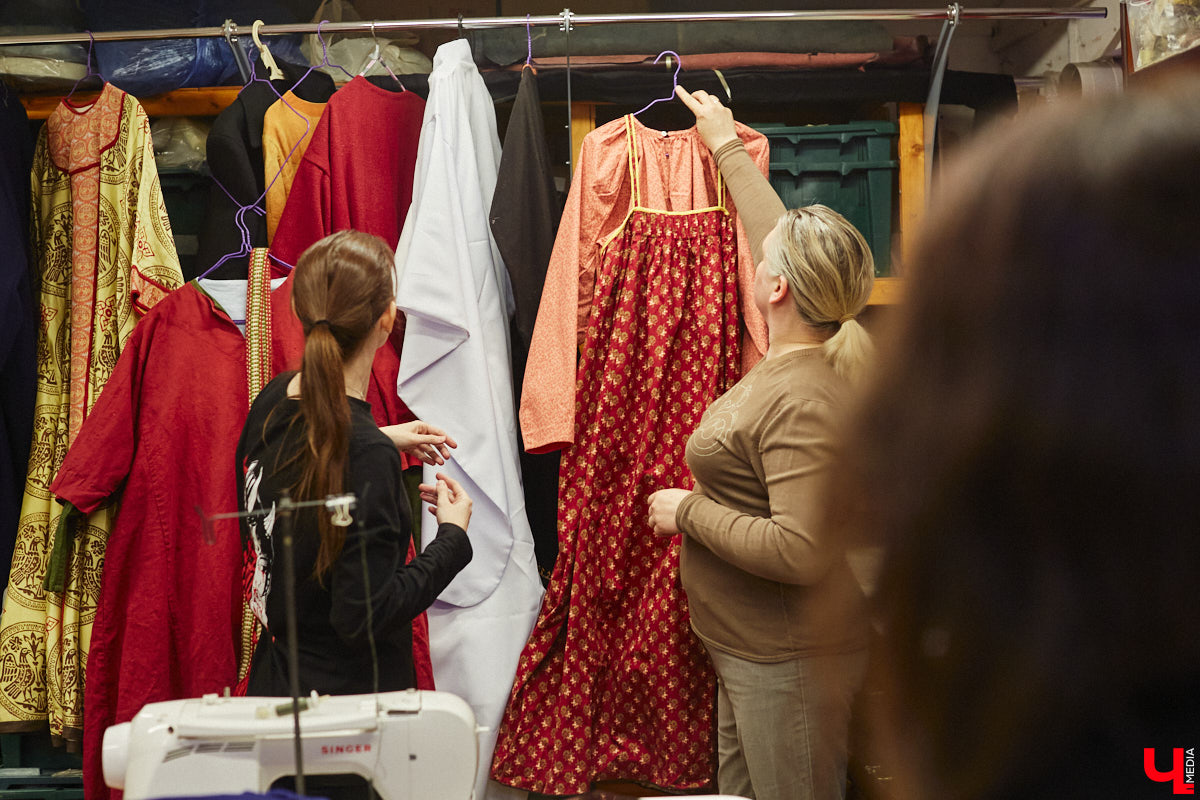 Пока ученые пытаются изобрести машину времени, во Владимире ею вовсю пользуются. Закинуть она может не только в любую эпоху, но и в параллельный мир. Достаточно облачиться в нужный наряд. Управляют устройством владимирские швеи. Благодаря их помощи «Ключ-Медиа» смог совершить небольшое путешествие по вехам истории.