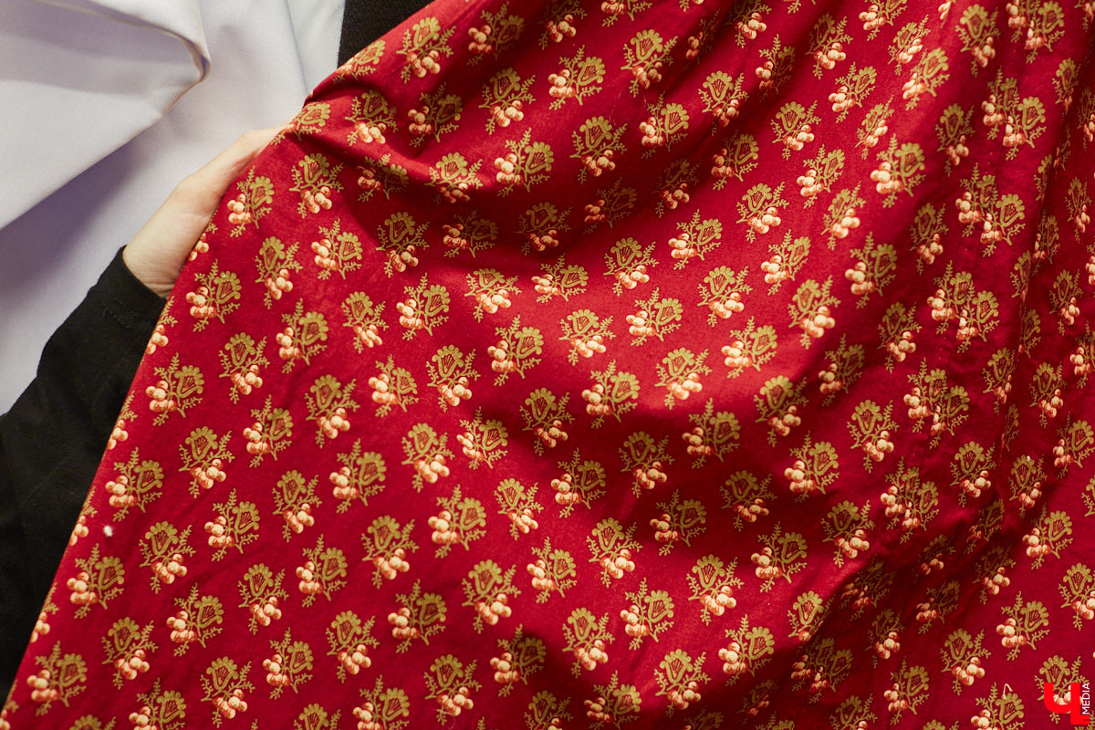 Пока ученые пытаются изобрести машину времени, во Владимире ею вовсю пользуются. Закинуть она может не только в любую эпоху, но и в параллельный мир. Достаточно облачиться в нужный наряд. Управляют устройством владимирские швеи. Благодаря их помощи «Ключ-Медиа» смог совершить небольшое путешествие по вехам истории.