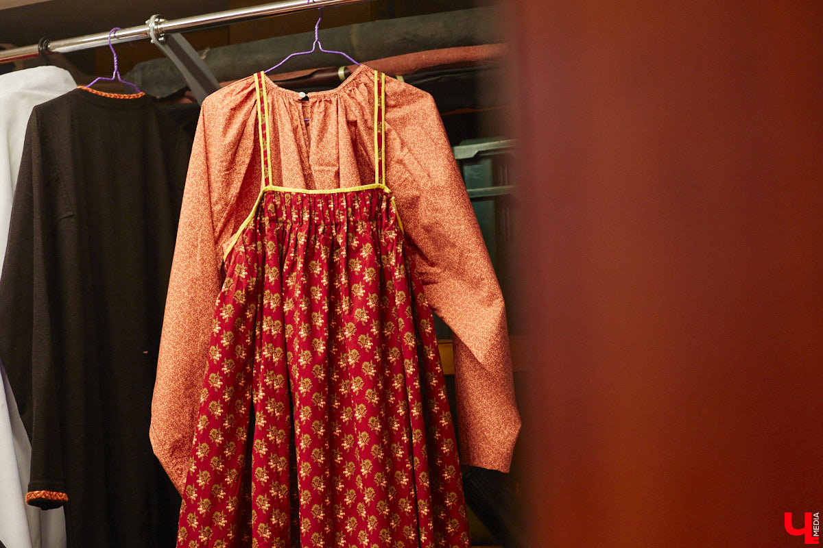 Пока ученые пытаются изобрести машину времени, во Владимире ею вовсю пользуются. Закинуть она может не только в любую эпоху, но и в параллельный мир. Достаточно облачиться в нужный наряд. Управляют устройством владимирские швеи. Благодаря их помощи «Ключ-Медиа» смог совершить небольшое путешествие по вехам истории.