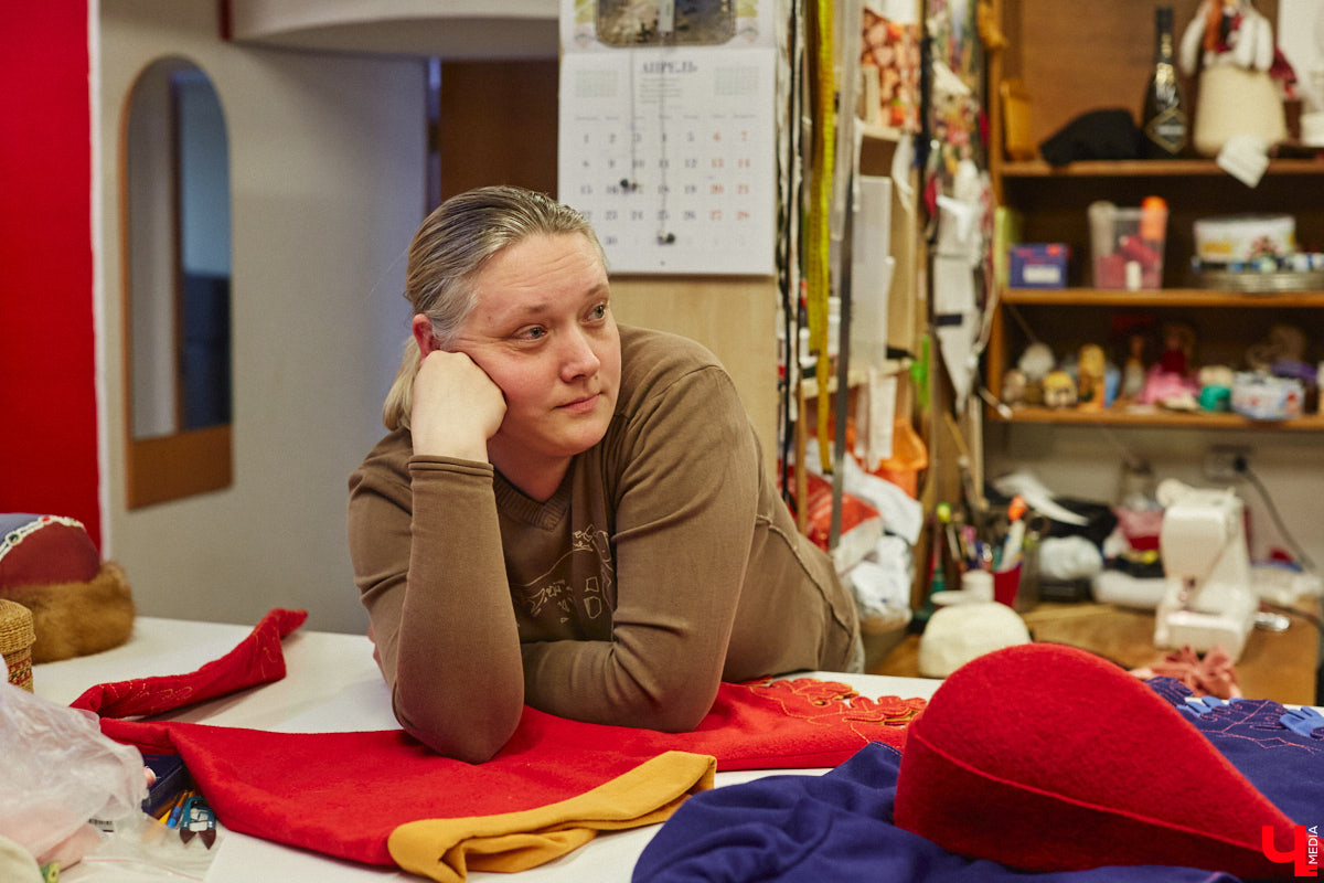 Пока ученые пытаются изобрести машину времени, во Владимире ею вовсю пользуются. Закинуть она может не только в любую эпоху, но и в параллельный мир. Достаточно облачиться в нужный наряд. Управляют устройством владимирские швеи. Благодаря их помощи «Ключ-Медиа» смог совершить небольшое путешествие по вехам истории.