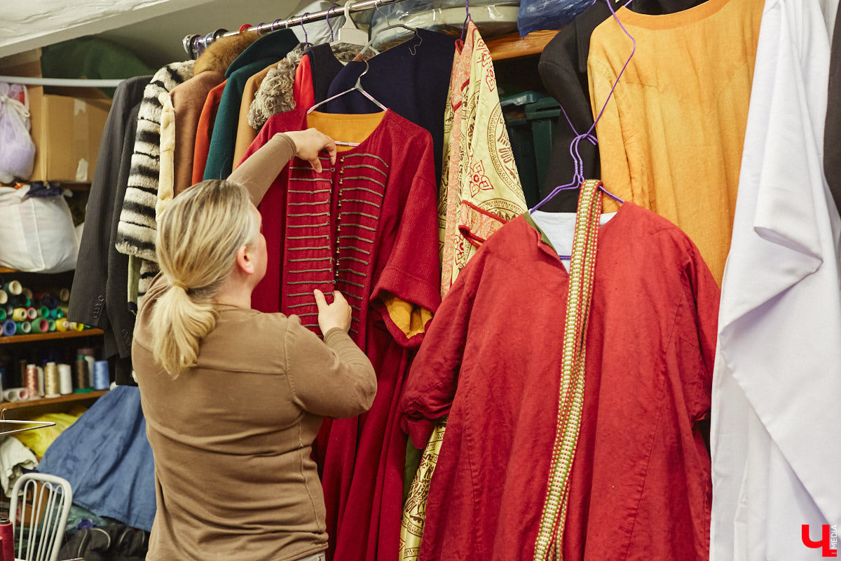 Пока ученые пытаются изобрести машину времени, во Владимире ею вовсю пользуются. Закинуть она может не только в любую эпоху, но и в параллельный мир. Достаточно облачиться в нужный наряд. Управляют устройством владимирские швеи. Благодаря их помощи «Ключ-Медиа» смог совершить небольшое путешествие по вехам истории.