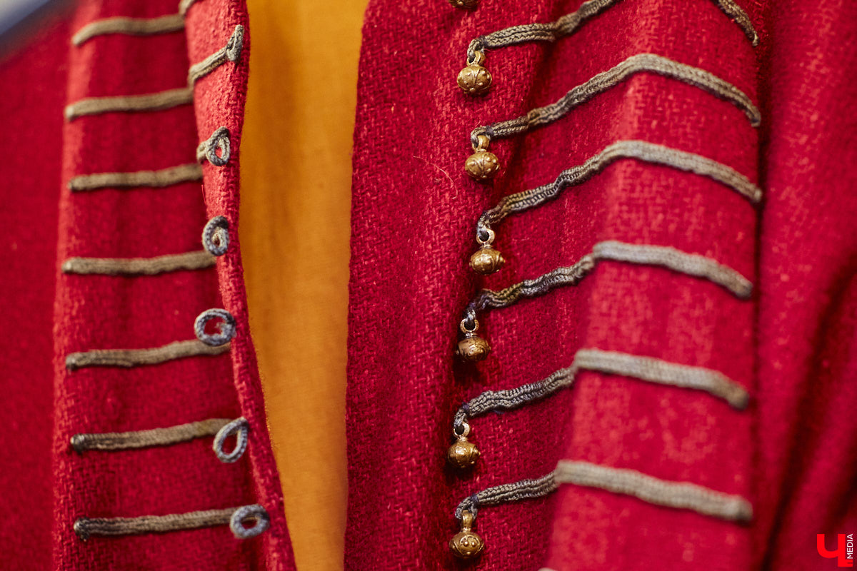 Пока ученые пытаются изобрести машину времени, во Владимире ею вовсю пользуются. Закинуть она может не только в любую эпоху, но и в параллельный мир. Достаточно облачиться в нужный наряд. Управляют устройством владимирские швеи. Благодаря их помощи «Ключ-Медиа» смог совершить небольшое путешествие по вехам истории.