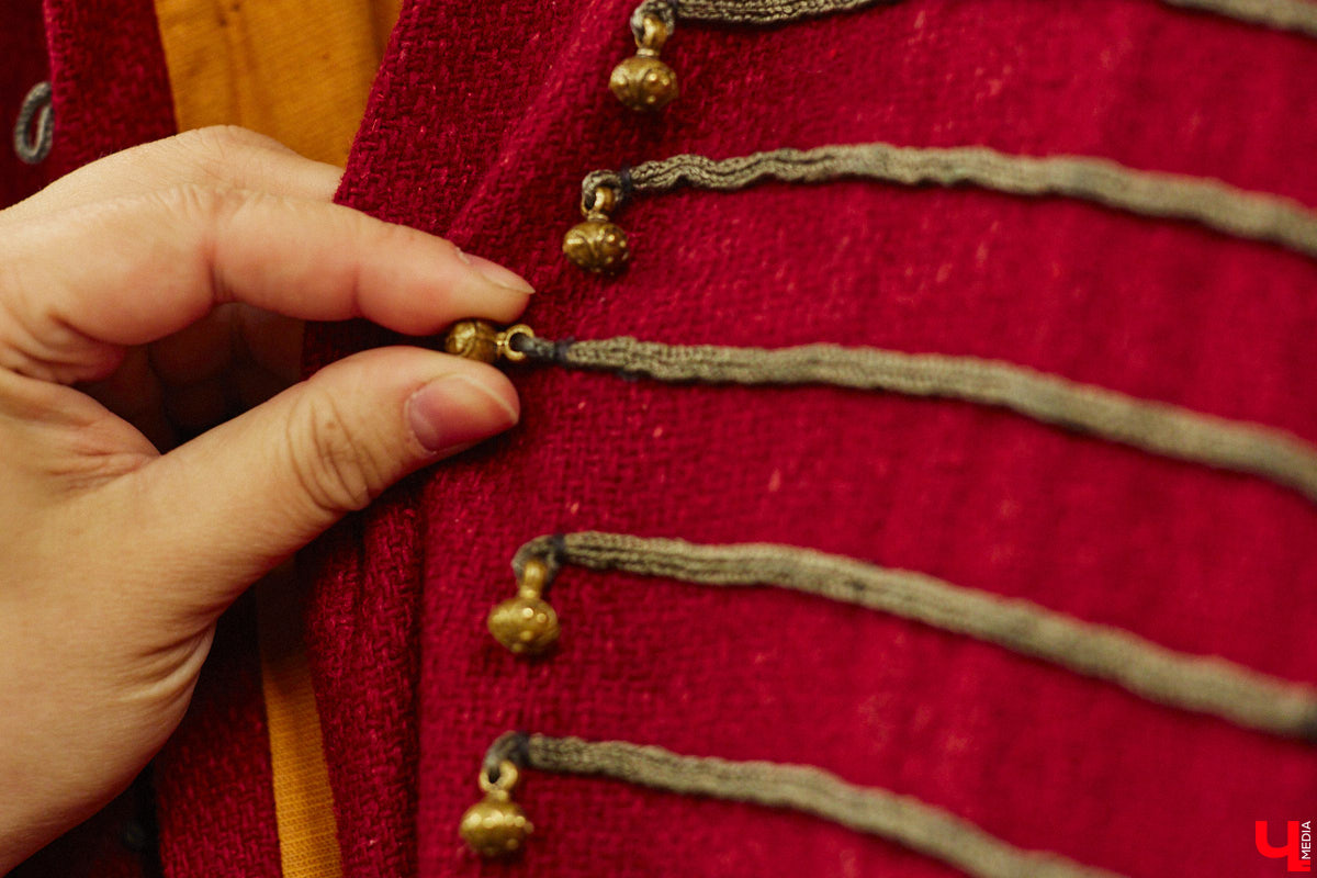 Пока ученые пытаются изобрести машину времени, во Владимире ею вовсю пользуются. Закинуть она может не только в любую эпоху, но и в параллельный мир. Достаточно облачиться в нужный наряд. Управляют устройством владимирские швеи. Благодаря их помощи «Ключ-Медиа» смог совершить небольшое путешествие по вехам истории.