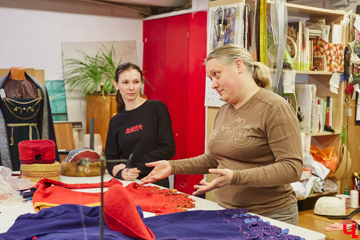 Пока ученые пытаются изобрести машину времени, во Владимире ею вовсю пользуются. Закинуть она может не только в любую эпоху, но и в параллельный мир. Достаточно облачиться в нужный наряд. Управляют устройством владимирские швеи. Благодаря их помощи «Ключ-Медиа» смог совершить небольшое путешествие по вехам истории.