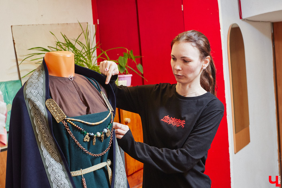 Пока ученые пытаются изобрести машину времени, во Владимире ею вовсю пользуются. Закинуть она может не только в любую эпоху, но и в параллельный мир. Достаточно облачиться в нужный наряд. Управляют устройством владимирские швеи. Благодаря их помощи «Ключ-Медиа» смог совершить небольшое путешествие по вехам истории.