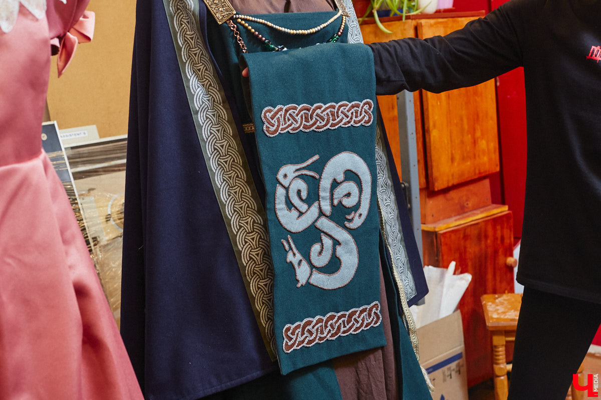 Пока ученые пытаются изобрести машину времени, во Владимире ею вовсю пользуются. Закинуть она может не только в любую эпоху, но и в параллельный мир. Достаточно облачиться в нужный наряд. Управляют устройством владимирские швеи. Благодаря их помощи «Ключ-Медиа» смог совершить небольшое путешествие по вехам истории.