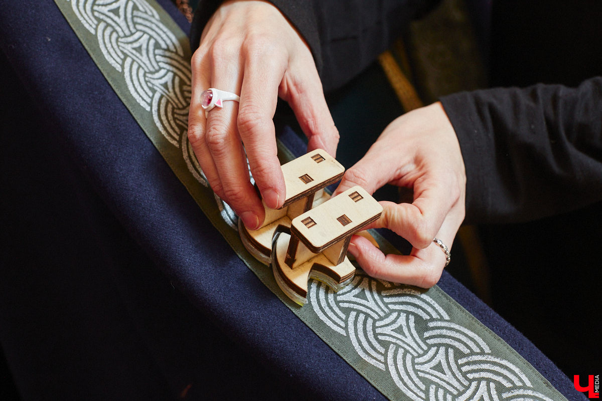 Пока ученые пытаются изобрести машину времени, во Владимире ею вовсю пользуются. Закинуть она может не только в любую эпоху, но и в параллельный мир. Достаточно облачиться в нужный наряд. Управляют устройством владимирские швеи. Благодаря их помощи «Ключ-Медиа» смог совершить небольшое путешествие по вехам истории.