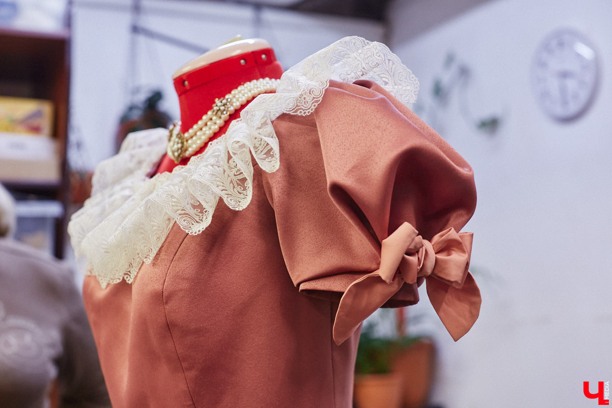 Пока ученые пытаются изобрести машину времени, во Владимире ею вовсю пользуются. Закинуть она может не только в любую эпоху, но и в параллельный мир. Достаточно облачиться в нужный наряд. Управляют устройством владимирские швеи. Благодаря их помощи «Ключ-Медиа» смог совершить небольшое путешествие по вехам истории.