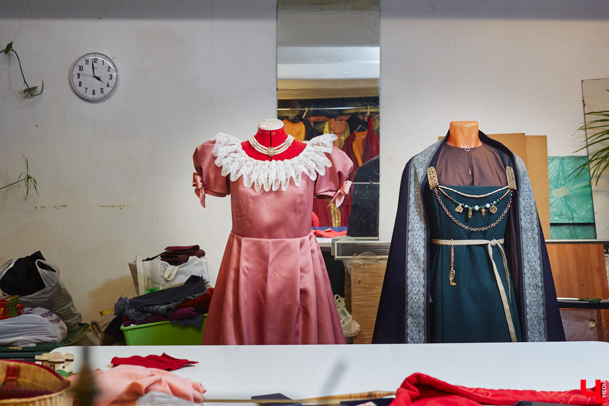 Пока ученые пытаются изобрести машину времени, во Владимире ею вовсю пользуются. Закинуть она может не только в любую эпоху, но и в параллельный мир. Достаточно облачиться в нужный наряд. Управляют устройством владимирские швеи. Благодаря их помощи «Ключ-Медиа» смог совершить небольшое путешествие по вехам истории.