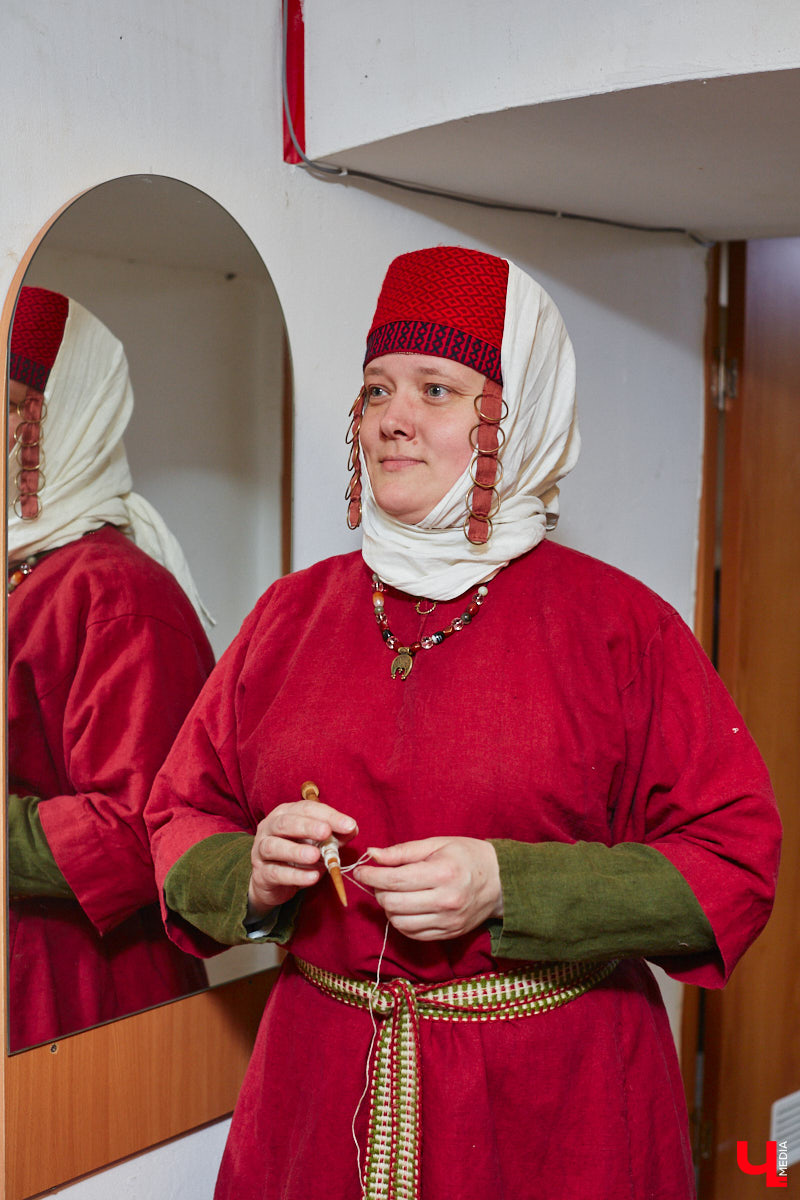 Пока ученые пытаются изобрести машину времени, во Владимире ею вовсю пользуются. Закинуть она может не только в любую эпоху, но и в параллельный мир. Достаточно облачиться в нужный наряд. Управляют устройством владимирские швеи. Благодаря их помощи «Ключ-Медиа» смог совершить небольшое путешествие по вехам истории.