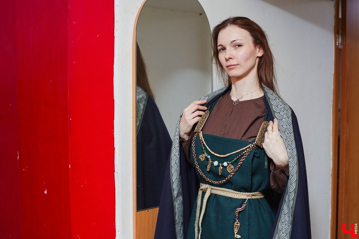 Пока ученые пытаются изобрести машину времени, во Владимире ею вовсю пользуются. Закинуть она может не только в любую эпоху, но и в параллельный мир. Достаточно облачиться в нужный наряд. Управляют устройством владимирские швеи. Благодаря их помощи «Ключ-Медиа» смог совершить небольшое путешествие по вехам истории.