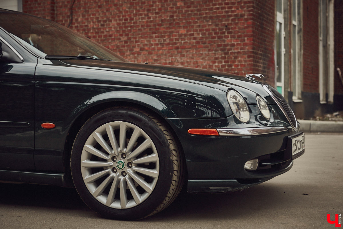 Есть машины точь-в-точь как женщины: нельзя не проводить взглядом! Jaguar Олега Костенко из их числа. Темно-зеленому седану на владимирских улицах не удается остаться незамеченным. Привлек он и наше внимание. О том, каково это — управлять одним из самых статусных автомобилей в мире, его владелец поведал «Ключ-Медиа».