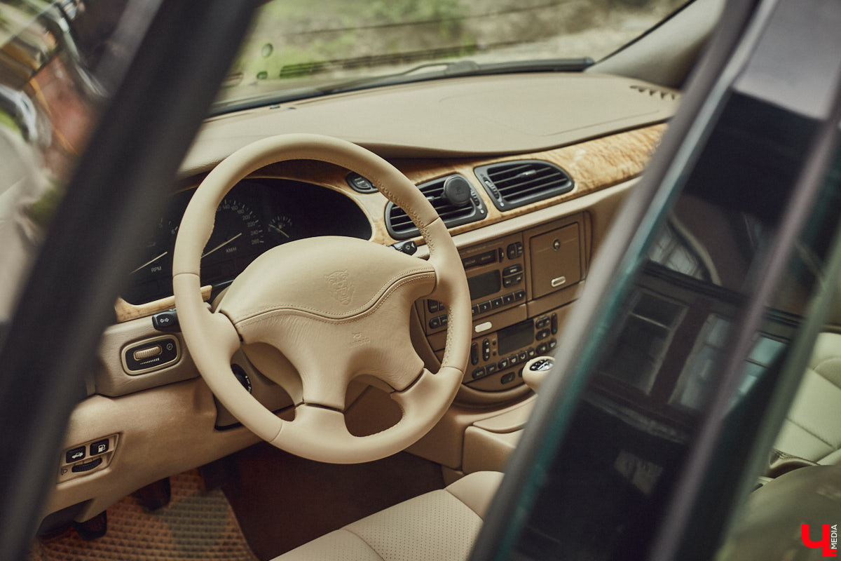 Есть машины точь-в-точь как женщины: нельзя не проводить взглядом! Jaguar Олега Костенко из их числа. Темно-зеленому седану на владимирских улицах не удается остаться незамеченным. Привлек он и наше внимание. О том, каково это — управлять одним из самых статусных автомобилей в мире, его владелец поведал «Ключ-Медиа».