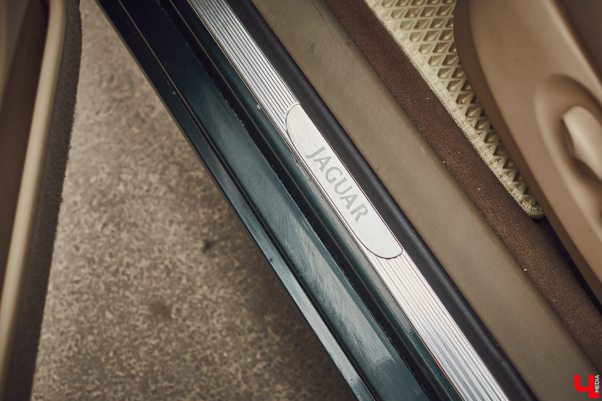 Есть машины точь-в-точь как женщины: нельзя не проводить взглядом! Jaguar Олега Костенко из их числа. Темно-зеленому седану на владимирских улицах не удается остаться незамеченным. Привлек он и наше внимание. О том, каково это — управлять одним из самых статусных автомобилей в мире, его владелец поведал «Ключ-Медиа».