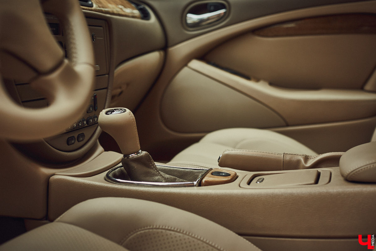 Есть машины точь-в-точь как женщины: нельзя не проводить взглядом! Jaguar Олега Костенко из их числа. Темно-зеленому седану на владимирских улицах не удается остаться незамеченным. Привлек он и наше внимание. О том, каково это — управлять одним из самых статусных автомобилей в мире, его владелец поведал «Ключ-Медиа».