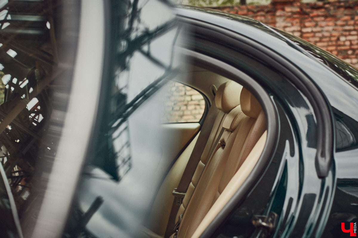 Есть машины точь-в-точь как женщины: нельзя не проводить взглядом! Jaguar Олега Костенко из их числа. Темно-зеленому седану на владимирских улицах не удается остаться незамеченным. Привлек он и наше внимание. О том, каково это — управлять одним из самых статусных автомобилей в мире, его владелец поведал «Ключ-Медиа».