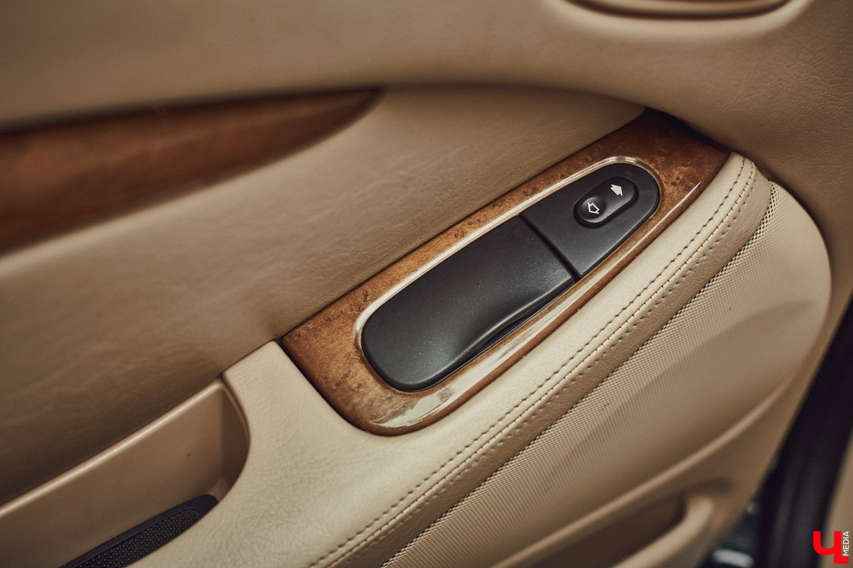 Есть машины точь-в-точь как женщины: нельзя не проводить взглядом! Jaguar Олега Костенко из их числа. Темно-зеленому седану на владимирских улицах не удается остаться незамеченным. Привлек он и наше внимание. О том, каково это — управлять одним из самых статусных автомобилей в мире, его владелец поведал «Ключ-Медиа».