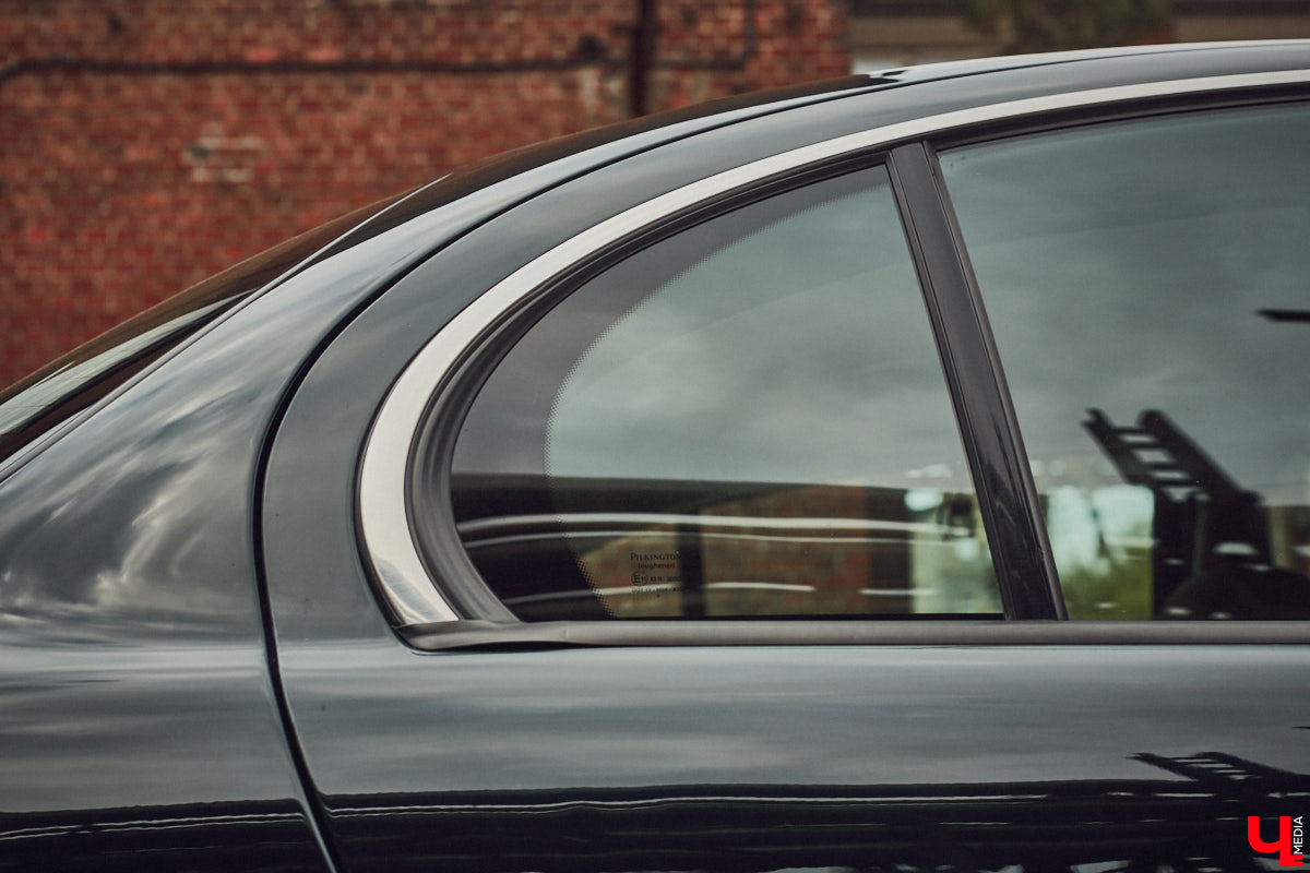 Есть машины точь-в-точь как женщины: нельзя не проводить взглядом! Jaguar Олега Костенко из их числа. Темно-зеленому седану на владимирских улицах не удается остаться незамеченным. Привлек он и наше внимание. О том, каково это — управлять одним из самых статусных автомобилей в мире, его владелец поведал «Ключ-Медиа».