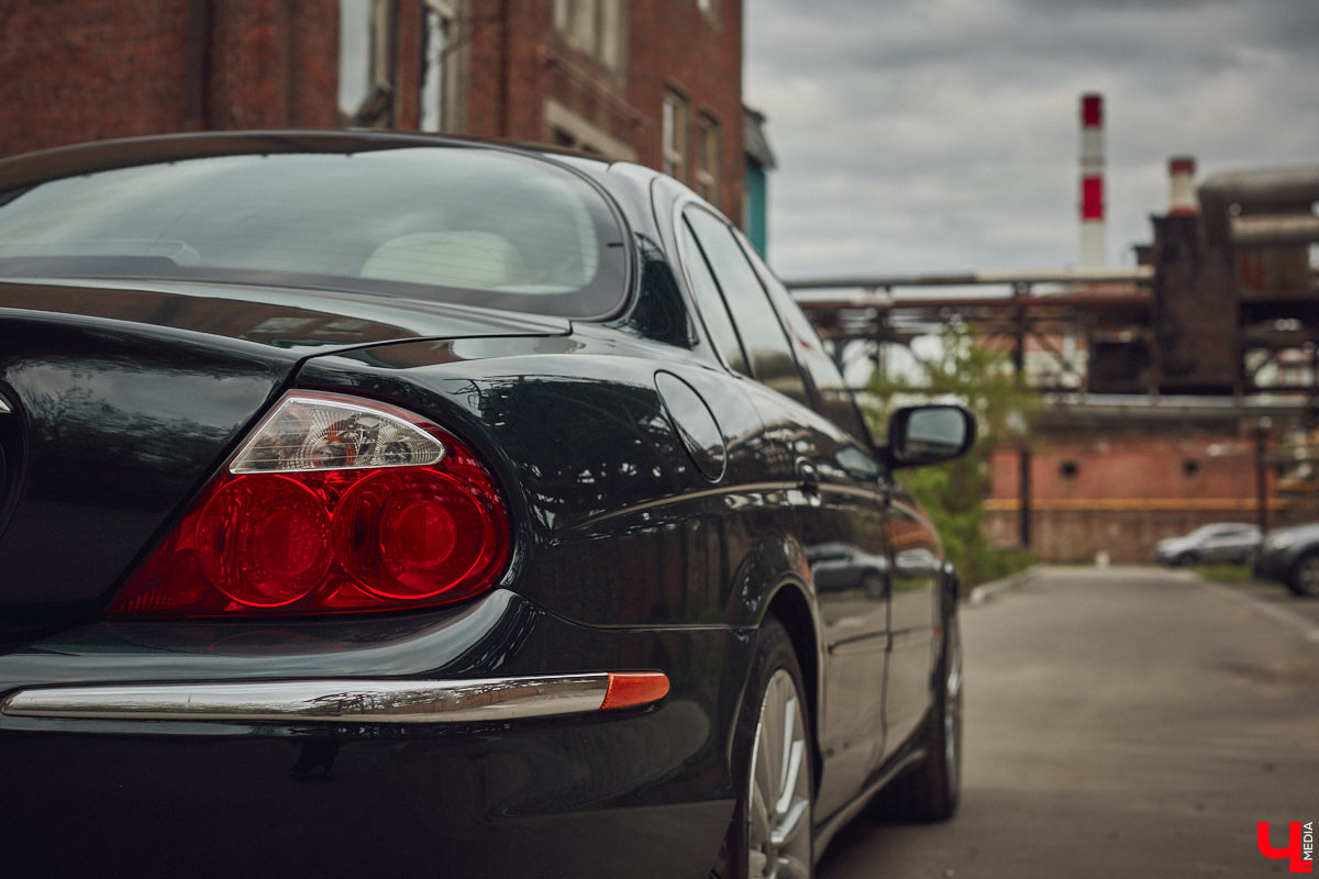 Есть машины точь-в-точь как женщины: нельзя не проводить взглядом! Jaguar Олега Костенко из их числа. Темно-зеленому седану на владимирских улицах не удается остаться незамеченным. Привлек он и наше внимание. О том, каково это — управлять одним из самых статусных автомобилей в мире, его владелец поведал «Ключ-Медиа».