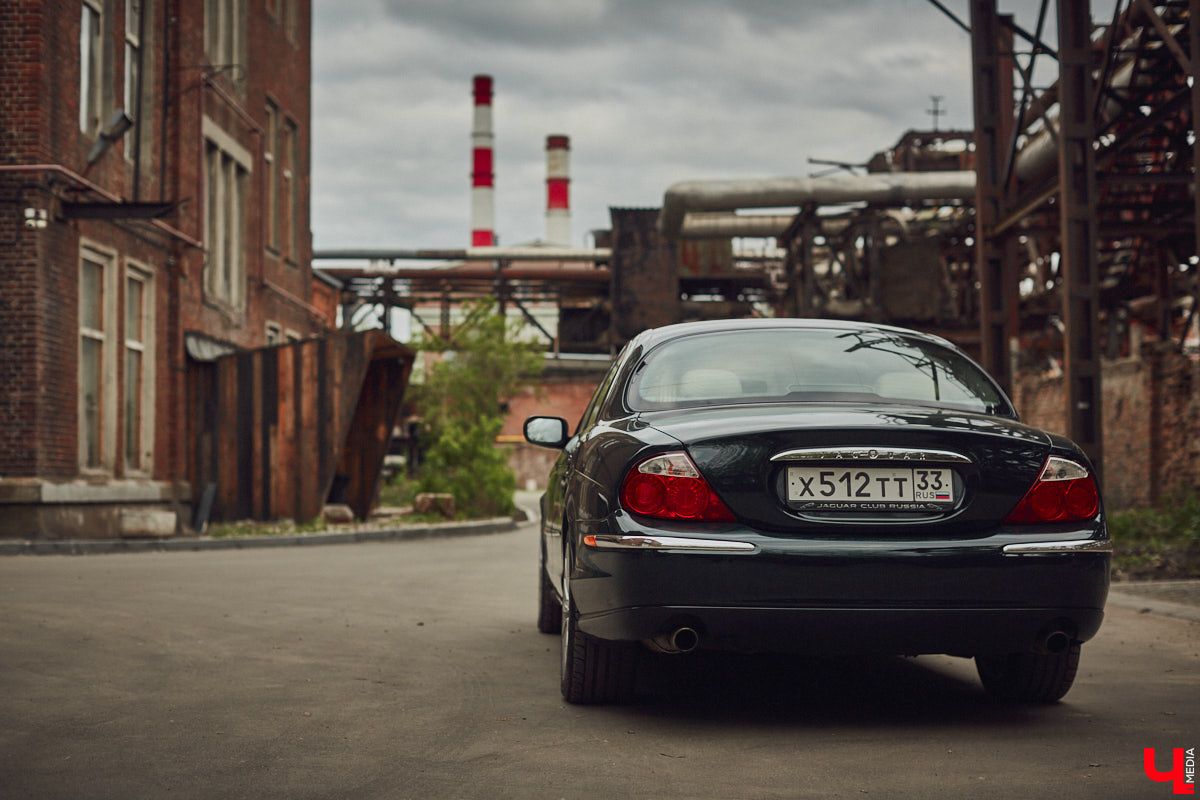 Есть машины точь-в-точь как женщины: нельзя не проводить взглядом! Jaguar Олега Костенко из их числа. Темно-зеленому седану на владимирских улицах не удается остаться незамеченным. Привлек он и наше внимание. О том, каково это — управлять одним из самых статусных автомобилей в мире, его владелец поведал «Ключ-Медиа».