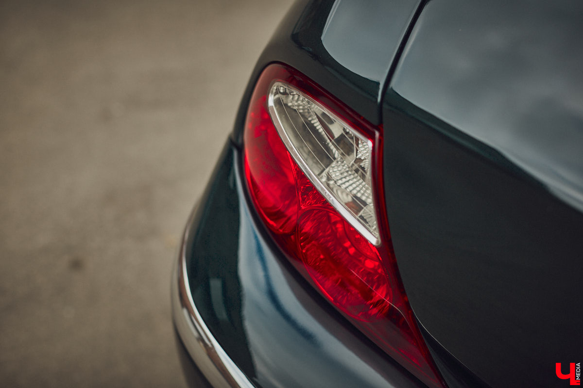 Есть машины точь-в-точь как женщины: нельзя не проводить взглядом! Jaguar Олега Костенко из их числа. Темно-зеленому седану на владимирских улицах не удается остаться незамеченным. Привлек он и наше внимание. О том, каково это — управлять одним из самых статусных автомобилей в мире, его владелец поведал «Ключ-Медиа».