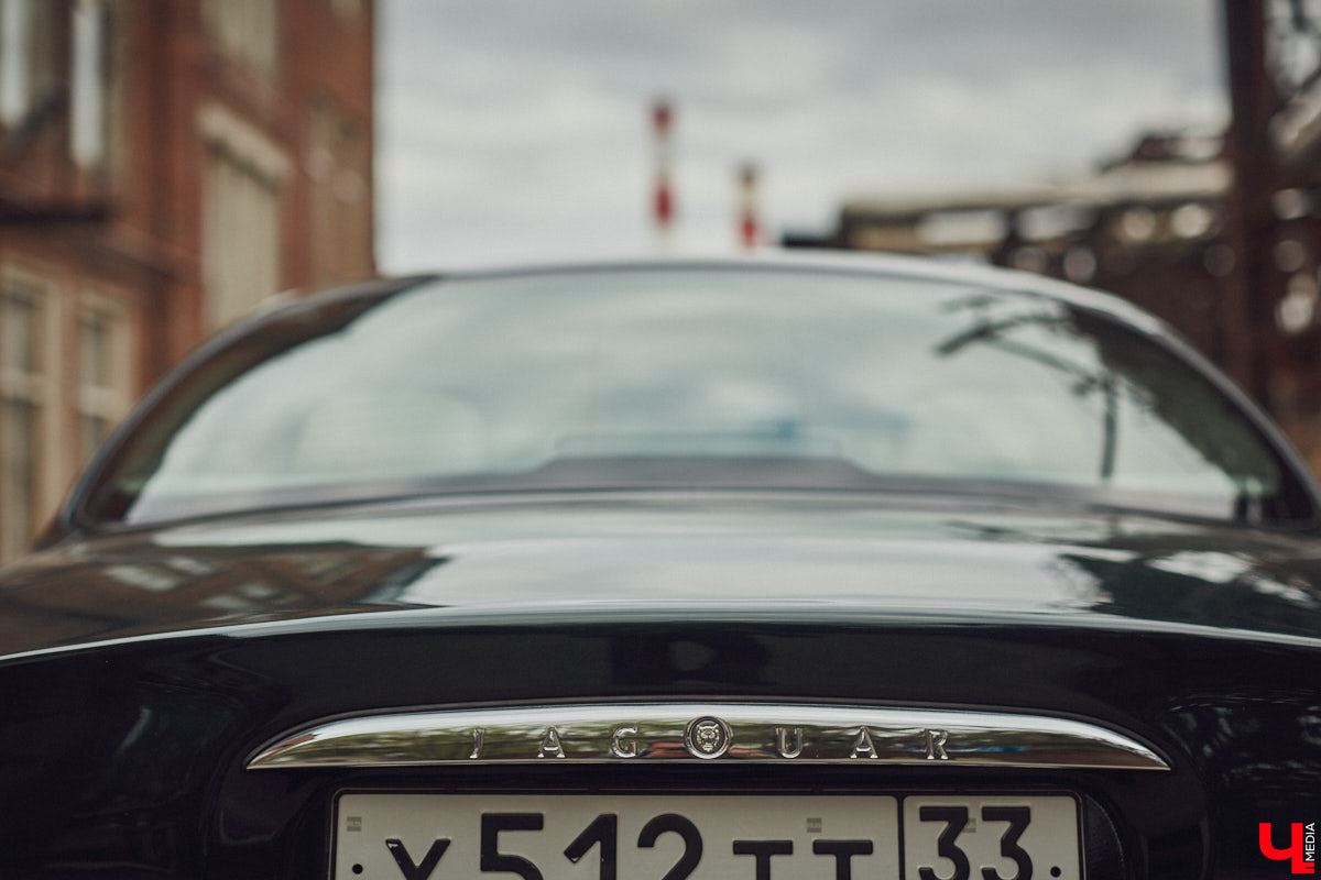 Есть машины точь-в-точь как женщины: нельзя не проводить взглядом! Jaguar Олега Костенко из их числа. Темно-зеленому седану на владимирских улицах не удается остаться незамеченным. Привлек он и наше внимание. О том, каково это — управлять одним из самых статусных автомобилей в мире, его владелец поведал «Ключ-Медиа».