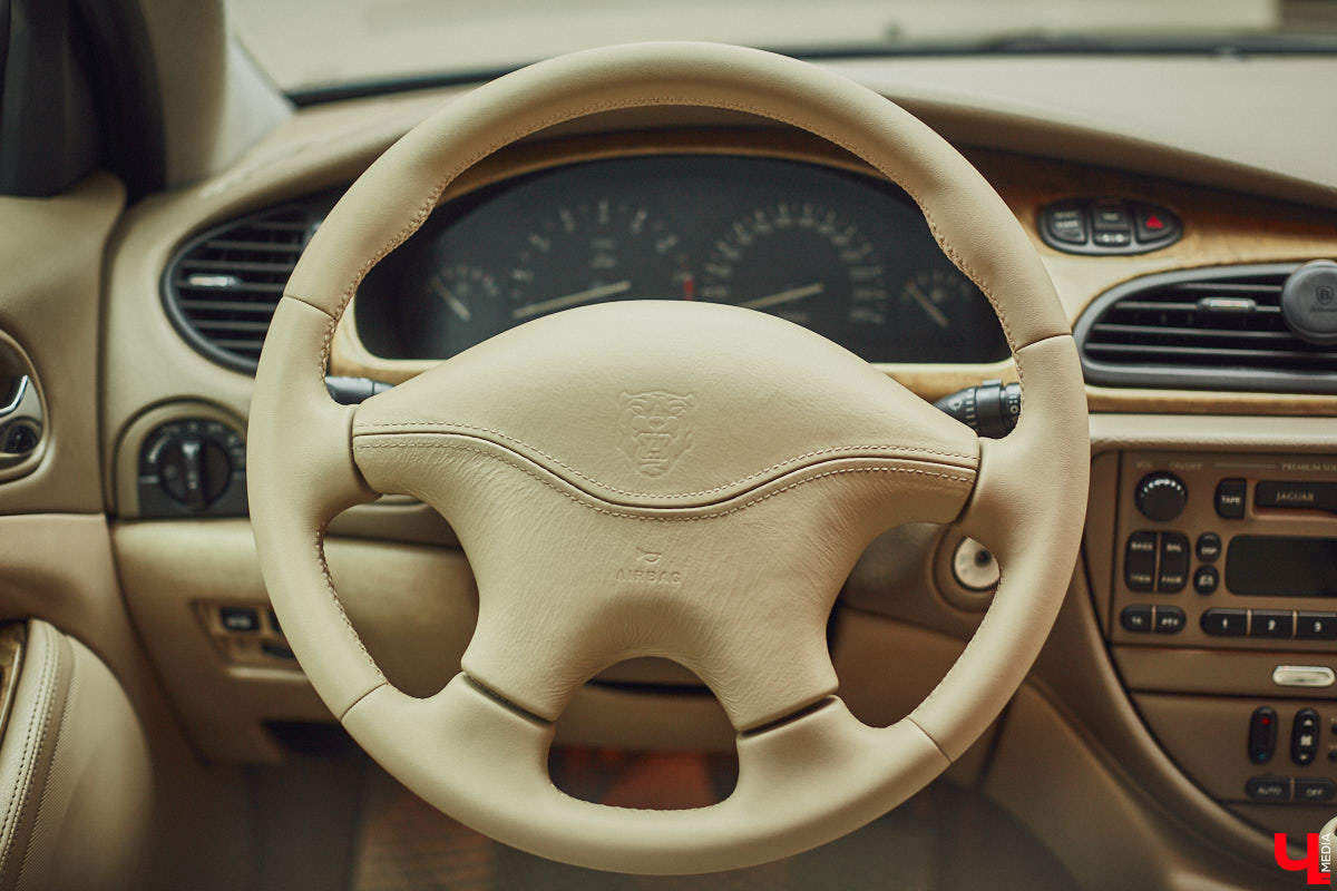 Есть машины точь-в-точь как женщины: нельзя не проводить взглядом! Jaguar Олега Костенко из их числа. Темно-зеленому седану на владимирских улицах не удается остаться незамеченным. Привлек он и наше внимание. О том, каково это — управлять одним из самых статусных автомобилей в мире, его владелец поведал «Ключ-Медиа».