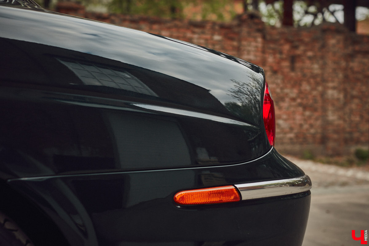 Есть машины точь-в-точь как женщины: нельзя не проводить взглядом! Jaguar Олега Костенко из их числа. Темно-зеленому седану на владимирских улицах не удается остаться незамеченным. Привлек он и наше внимание. О том, каково это — управлять одним из самых статусных автомобилей в мире, его владелец поведал «Ключ-Медиа».