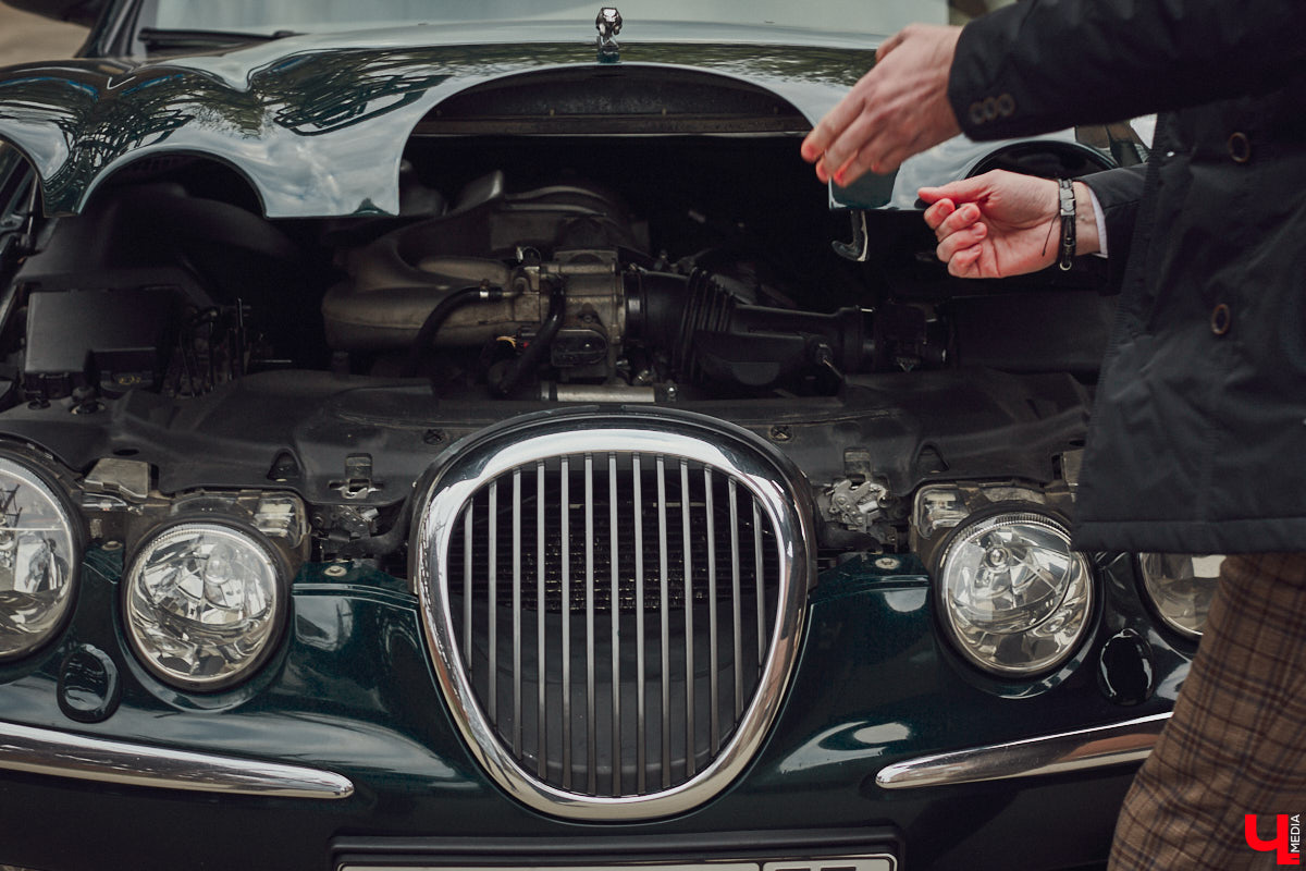 Есть машины точь-в-точь как женщины: нельзя не проводить взглядом! Jaguar Олега Костенко из их числа. Темно-зеленому седану на владимирских улицах не удается остаться незамеченным. Привлек он и наше внимание. О том, каково это — управлять одним из самых статусных автомобилей в мире, его владелец поведал «Ключ-Медиа».