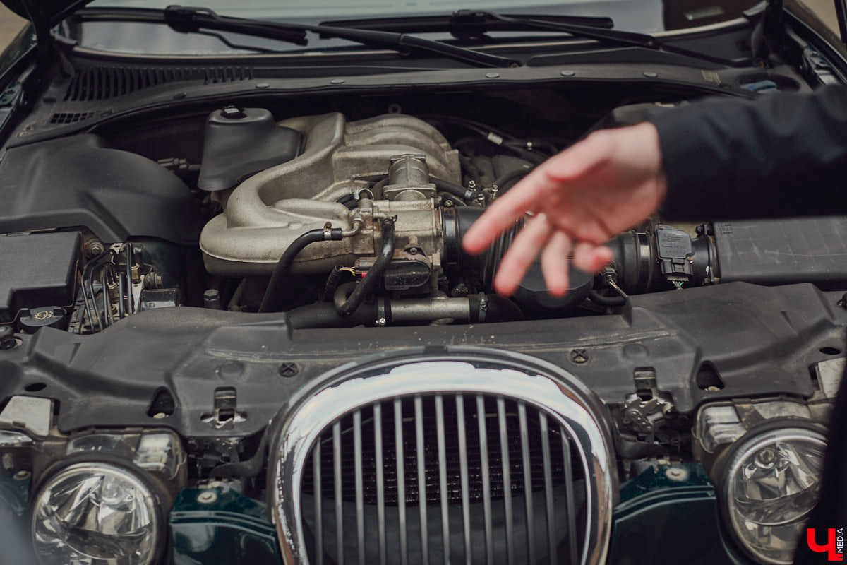 Есть машины точь-в-точь как женщины: нельзя не проводить взглядом! Jaguar Олега Костенко из их числа. Темно-зеленому седану на владимирских улицах не удается остаться незамеченным. Привлек он и наше внимание. О том, каково это — управлять одним из самых статусных автомобилей в мире, его владелец поведал «Ключ-Медиа».