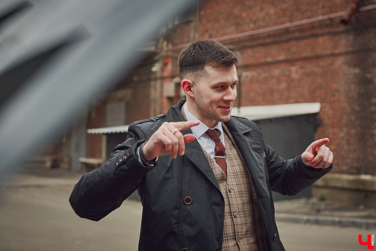 Есть машины точь-в-точь как женщины: нельзя не проводить взглядом! Jaguar Олега Костенко из их числа. Темно-зеленому седану на владимирских улицах не удается остаться незамеченным. Привлек он и наше внимание. О том, каково это — управлять одним из самых статусных автомобилей в мире, его владелец поведал «Ключ-Медиа».