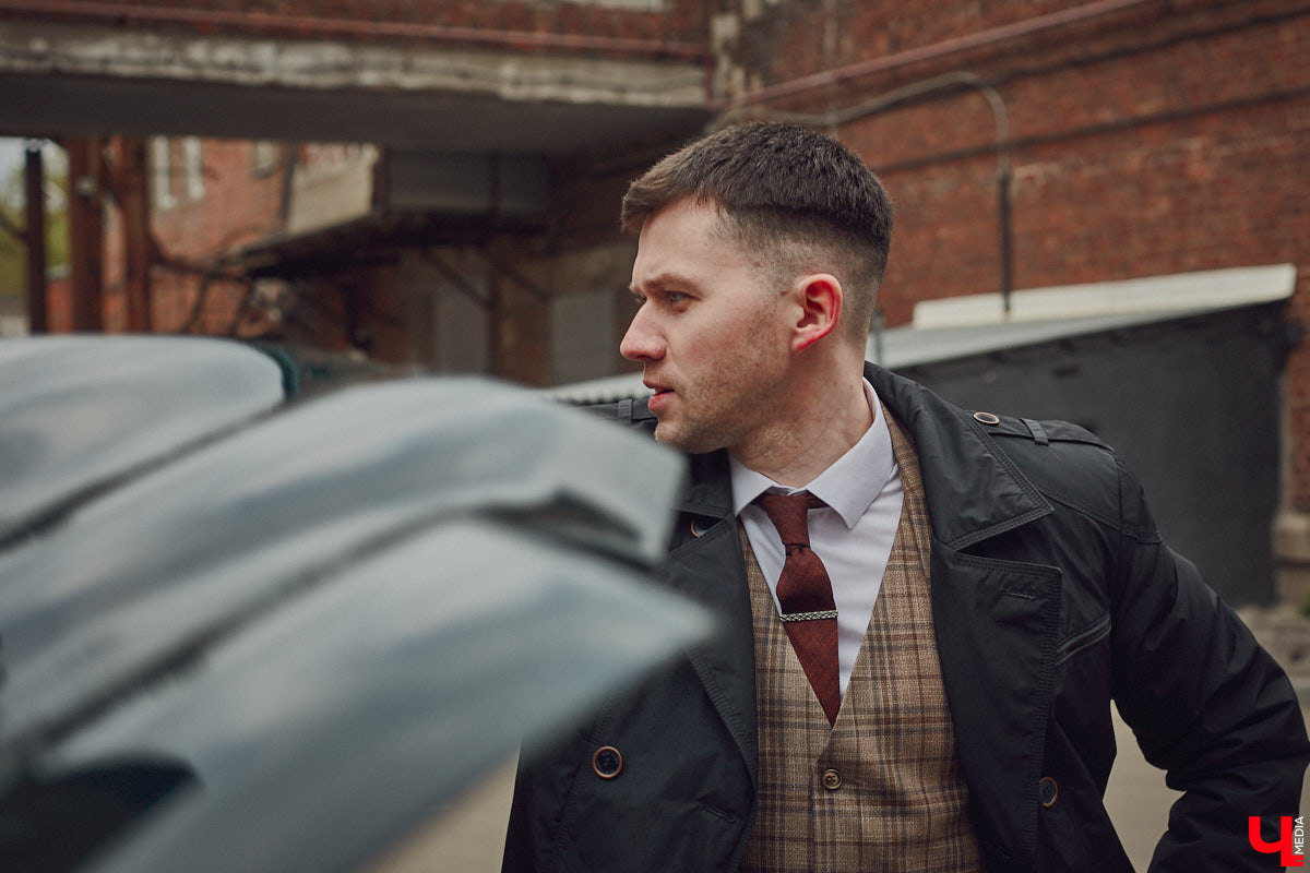 Есть машины точь-в-точь как женщины: нельзя не проводить взглядом! Jaguar Олега Костенко из их числа. Темно-зеленому седану на владимирских улицах не удается остаться незамеченным. Привлек он и наше внимание. О том, каково это — управлять одним из самых статусных автомобилей в мире, его владелец поведал «Ключ-Медиа».