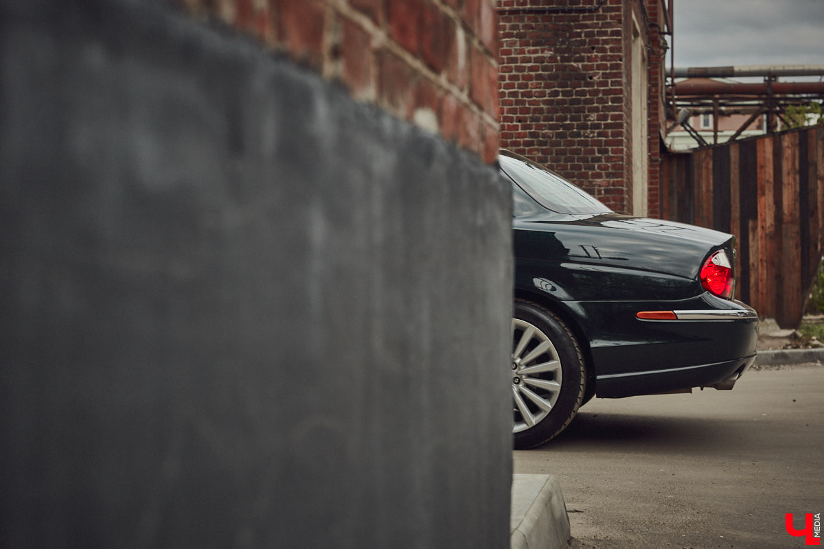 Есть машины точь-в-точь как женщины: нельзя не проводить взглядом! Jaguar Олега Костенко из их числа. Темно-зеленому седану на владимирских улицах не удается остаться незамеченным. Привлек он и наше внимание. О том, каково это — управлять одним из самых статусных автомобилей в мире, его владелец поведал «Ключ-Медиа».