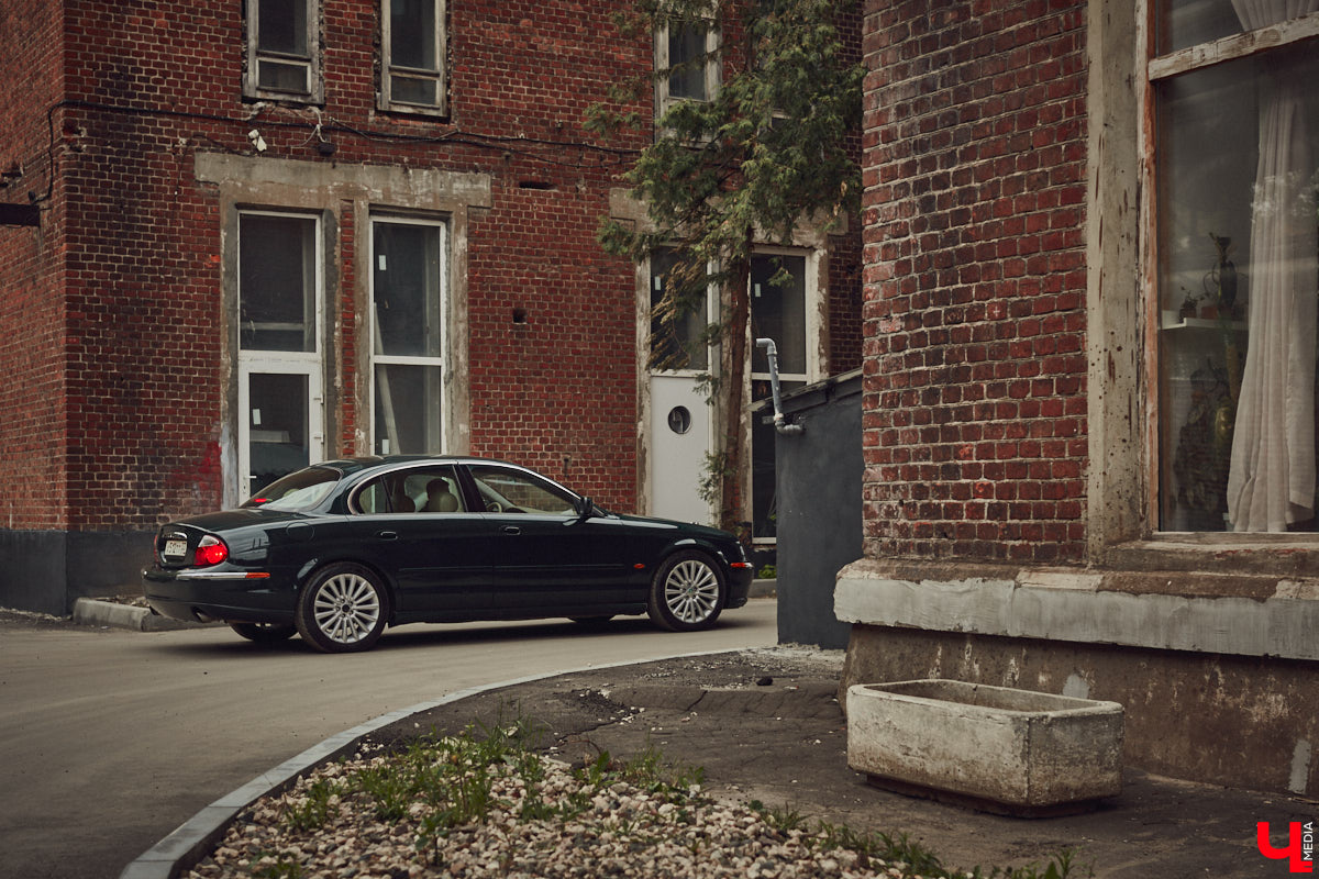 Есть машины точь-в-точь как женщины: нельзя не проводить взглядом! Jaguar Олега Костенко из их числа. Темно-зеленому седану на владимирских улицах не удается остаться незамеченным. Привлек он и наше внимание. О том, каково это — управлять одним из самых статусных автомобилей в мире, его владелец поведал «Ключ-Медиа».