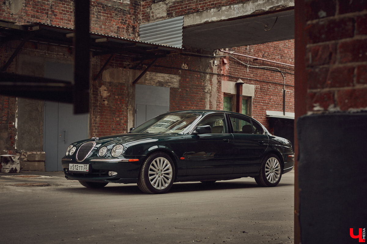 Есть машины точь-в-точь как женщины: нельзя не проводить взглядом! Jaguar Олега Костенко из их числа. Темно-зеленому седану на владимирских улицах не удается остаться незамеченным. Привлек он и наше внимание. О том, каково это — управлять одним из самых статусных автомобилей в мире, его владелец поведал «Ключ-Медиа».