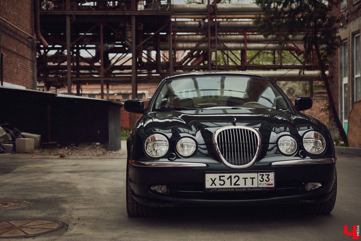 Есть машины точь-в-точь как женщины: нельзя не проводить взглядом! Jaguar Олега Костенко из их числа. Темно-зеленому седану на владимирских улицах не удается остаться незамеченным. Привлек он и наше внимание. О том, каково это — управлять одним из самых статусных автомобилей в мире, его владелец поведал «Ключ-Медиа».