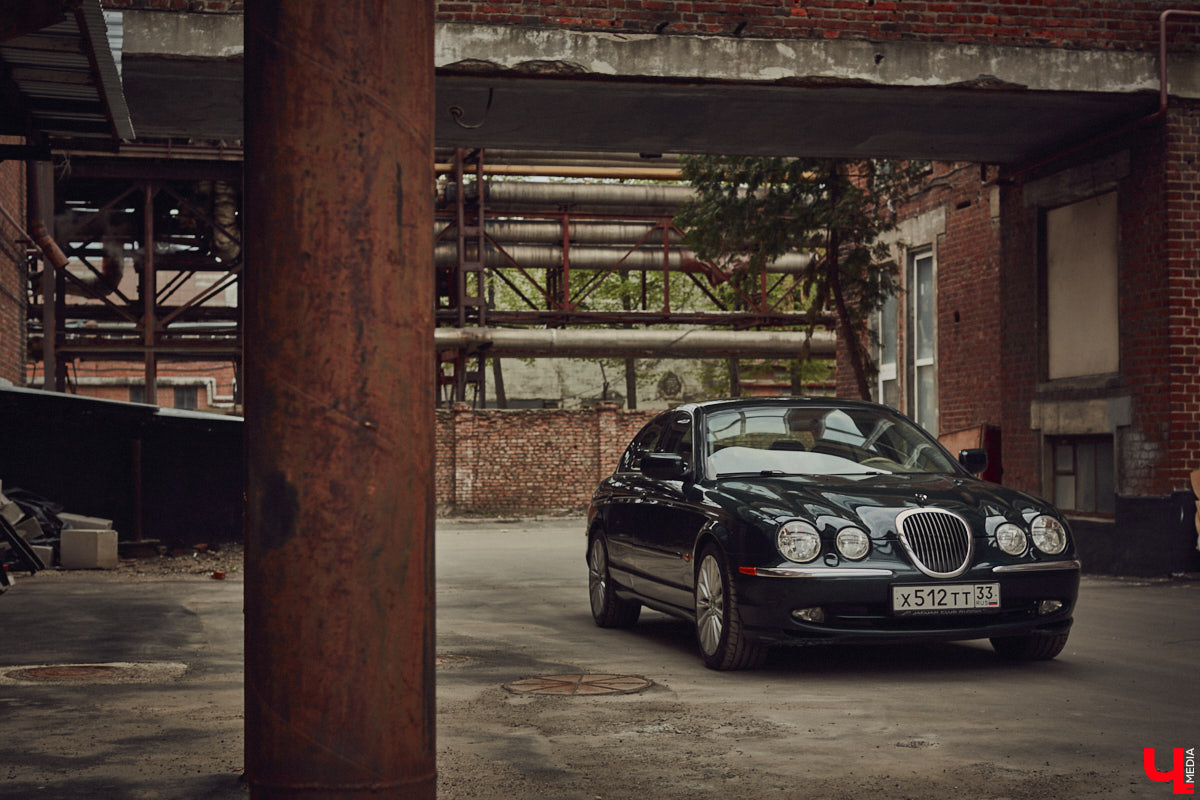 Есть машины точь-в-точь как женщины: нельзя не проводить взглядом! Jaguar Олега Костенко из их числа. Темно-зеленому седану на владимирских улицах не удается остаться незамеченным. Привлек он и наше внимание. О том, каково это — управлять одним из самых статусных автомобилей в мире, его владелец поведал «Ключ-Медиа».