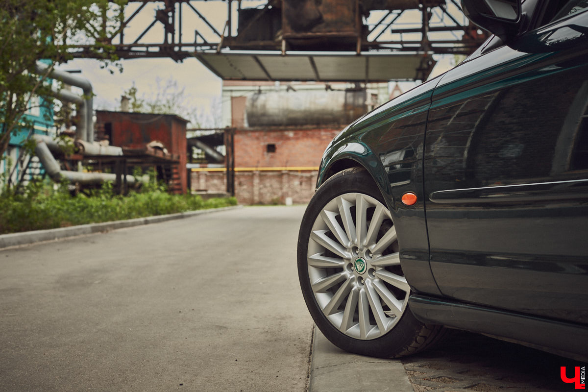 Есть машины точь-в-точь как женщины: нельзя не проводить взглядом! Jaguar Олега Костенко из их числа. Темно-зеленому седану на владимирских улицах не удается остаться незамеченным. Привлек он и наше внимание. О том, каково это — управлять одним из самых статусных автомобилей в мире, его владелец поведал «Ключ-Медиа».