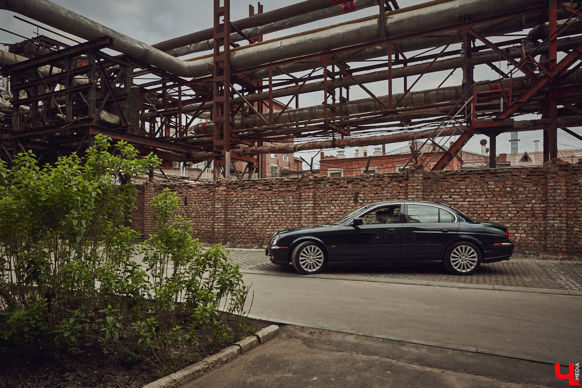 Есть машины точь-в-точь как женщины: нельзя не проводить взглядом! Jaguar Олега Костенко из их числа. Темно-зеленому седану на владимирских улицах не удается остаться незамеченным. Привлек он и наше внимание. О том, каково это — управлять одним из самых статусных автомобилей в мире, его владелец поведал «Ключ-Медиа».