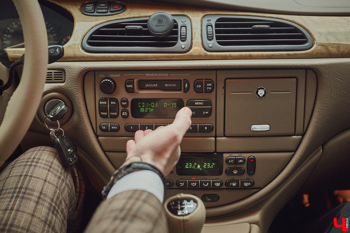 Есть машины точь-в-точь как женщины: нельзя не проводить взглядом! Jaguar Олега Костенко из их числа. Темно-зеленому седану на владимирских улицах не удается остаться незамеченным. Привлек он и наше внимание. О том, каково это — управлять одним из самых статусных автомобилей в мире, его владелец поведал «Ключ-Медиа».