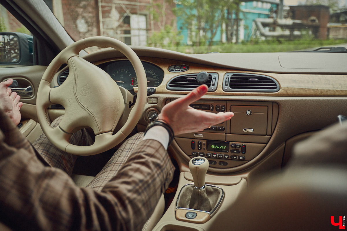 Есть машины точь-в-точь как женщины: нельзя не проводить взглядом! Jaguar Олега Костенко из их числа. Темно-зеленому седану на владимирских улицах не удается остаться незамеченным. Привлек он и наше внимание. О том, каково это — управлять одним из самых статусных автомобилей в мире, его владелец поведал «Ключ-Медиа».