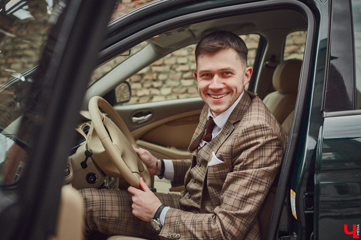 Есть машины точь-в-точь как женщины: нельзя не проводить взглядом! Jaguar Олега Костенко из их числа. Темно-зеленому седану на владимирских улицах не удается остаться незамеченным. Привлек он и наше внимание. О том, каково это — управлять одним из самых статусных автомобилей в мире, его владелец поведал «Ключ-Медиа».