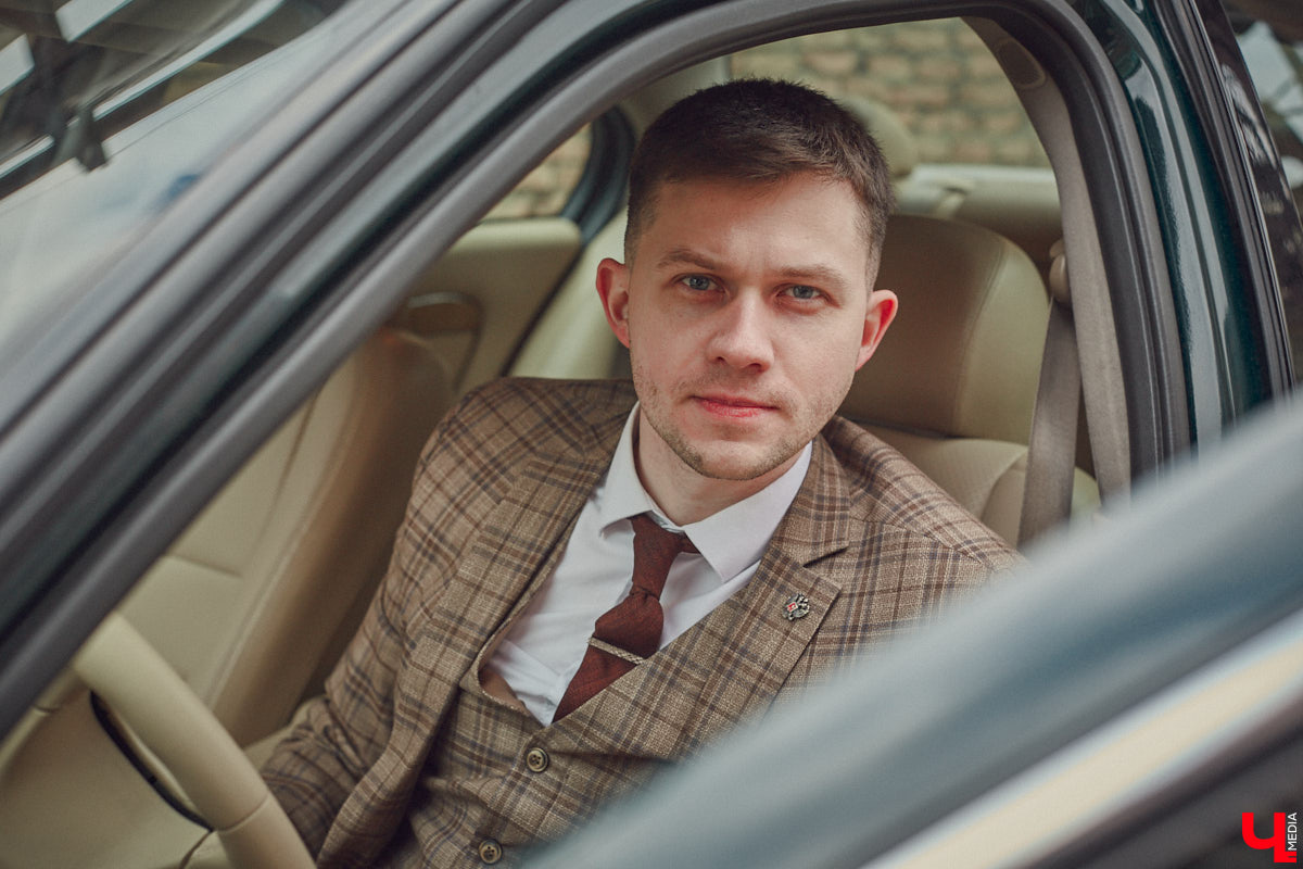 Есть машины точь-в-точь как женщины: нельзя не проводить взглядом! Jaguar Олега Костенко из их числа. Темно-зеленому седану на владимирских улицах не удается остаться незамеченным. Привлек он и наше внимание. О том, каково это — управлять одним из самых статусных автомобилей в мире, его владелец поведал «Ключ-Медиа».