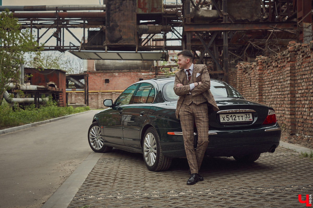 Есть машины точь-в-точь как женщины: нельзя не проводить взглядом! Jaguar Олега Костенко из их числа. Темно-зеленому седану на владимирских улицах не удается остаться незамеченным. Привлек он и наше внимание. О том, каково это — управлять одним из самых статусных автомобилей в мире, его владелец поведал «Ключ-Медиа».
