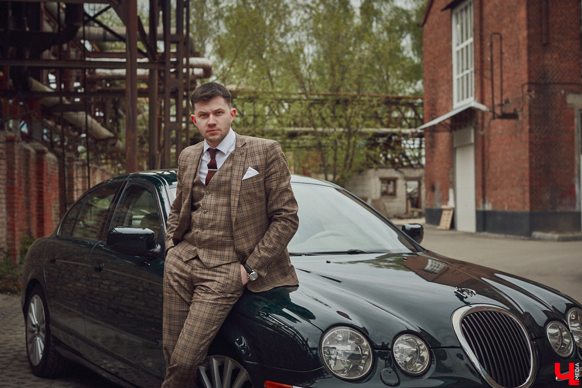 Есть машины точь-в-точь как женщины: нельзя не проводить взглядом! Jaguar Олега Костенко из их числа. Темно-зеленому седану на владимирских улицах не удается остаться незамеченным. Привлек он и наше внимание. О том, каково это — управлять одним из самых статусных автомобилей в мире, его владелец поведал «Ключ-Медиа».