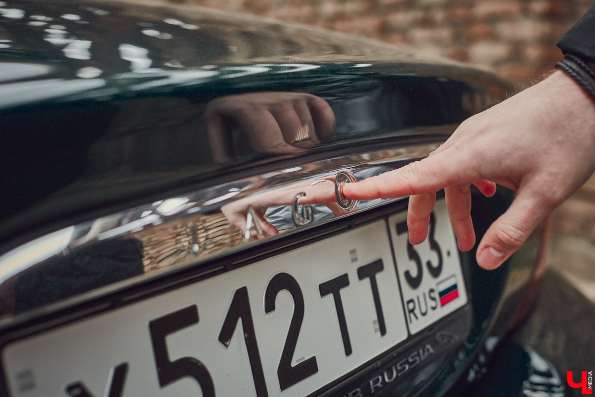 Есть машины точь-в-точь как женщины: нельзя не проводить взглядом! Jaguar Олега Костенко из их числа. Темно-зеленому седану на владимирских улицах не удается остаться незамеченным. Привлек он и наше внимание. О том, каково это — управлять одним из самых статусных автомобилей в мире, его владелец поведал «Ключ-Медиа».