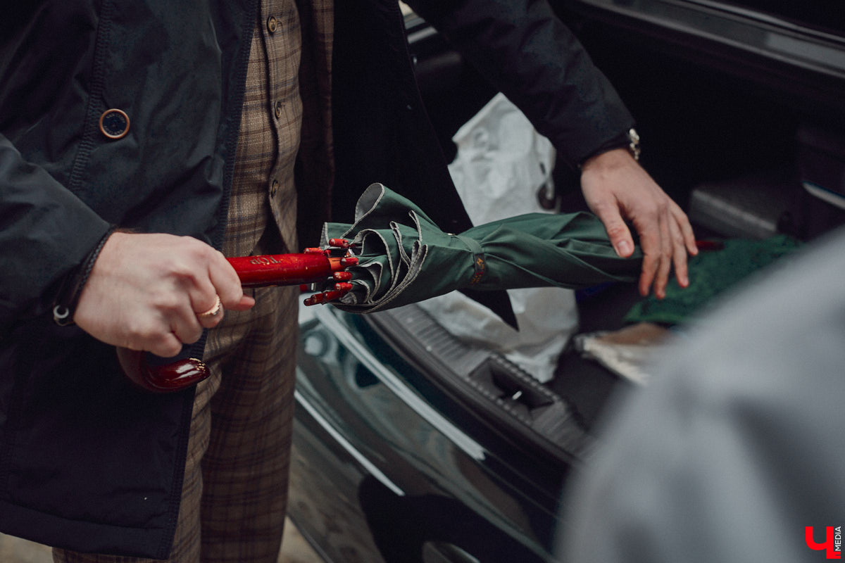 Есть машины точь-в-точь как женщины: нельзя не проводить взглядом! Jaguar Олега Костенко из их числа. Темно-зеленому седану на владимирских улицах не удается остаться незамеченным. Привлек он и наше внимание. О том, каково это — управлять одним из самых статусных автомобилей в мире, его владелец поведал «Ключ-Медиа».