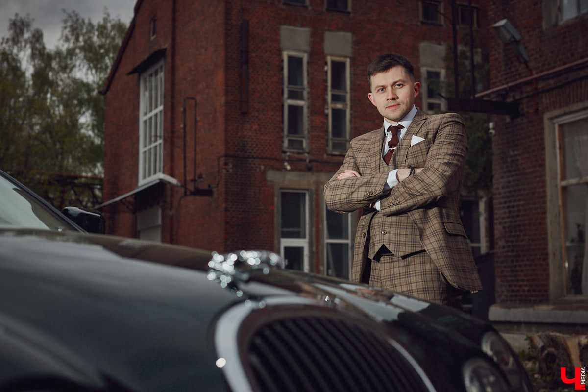 Есть машины точь-в-точь как женщины: нельзя не проводить взглядом! Jaguar Олега Костенко из их числа. Темно-зеленому седану на владимирских улицах не удается остаться незамеченным. Привлек он и наше внимание. О том, каково это — управлять одним из самых статусных автомобилей в мире, его владелец поведал «Ключ-Медиа».